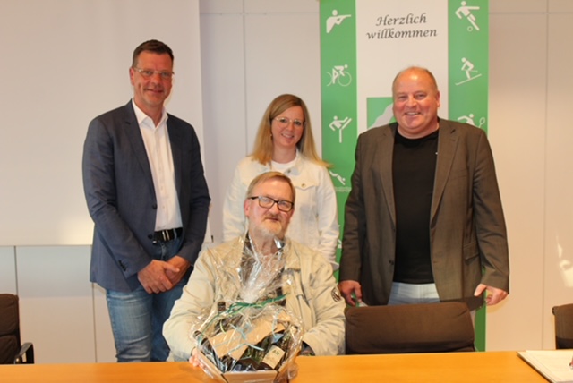 Der Vorstand des Gemeindesportverband Finnentrop Stehend von links nach rechts: Edgar Tiggemann, Michaela Glaubitz, Stefan Bischopink
Sitzend vorne: Engelbert Schulte